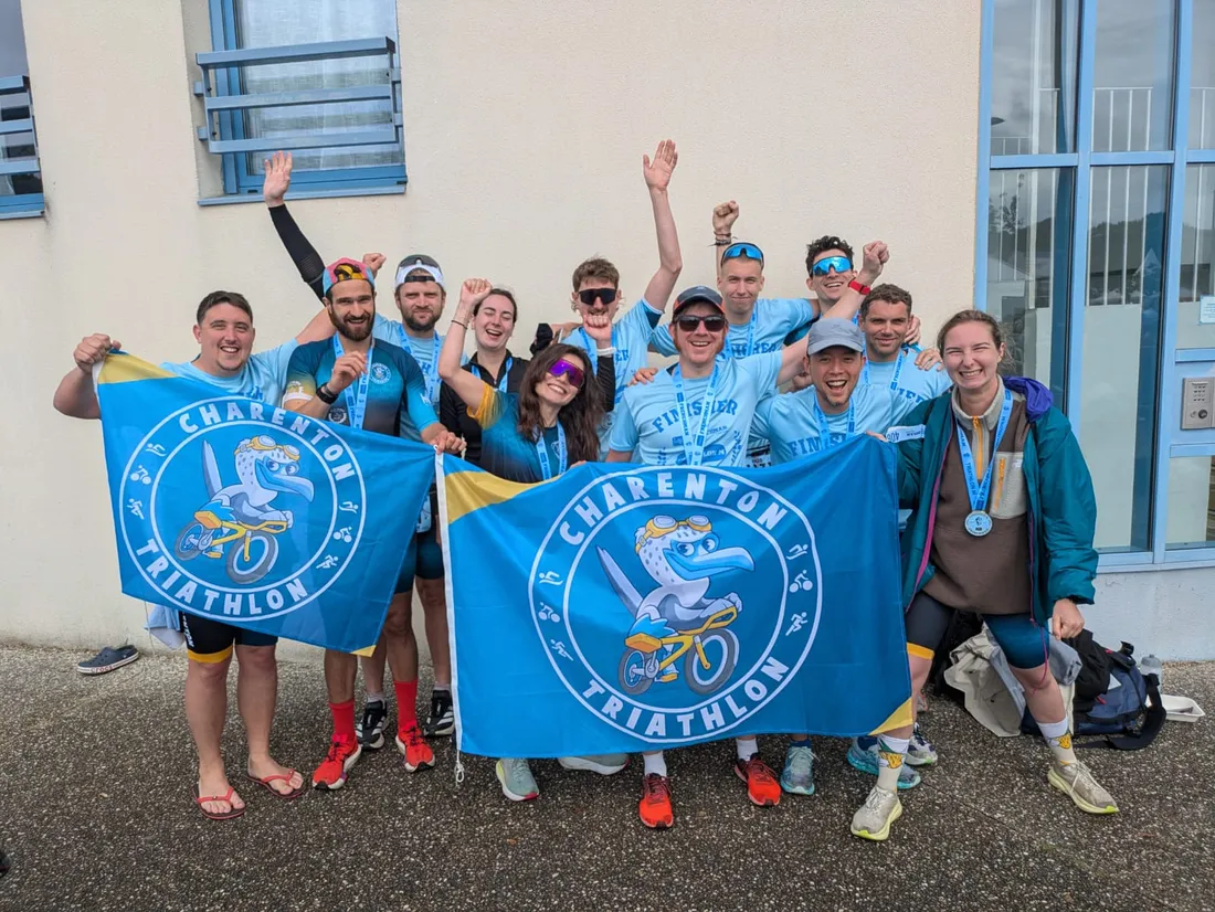 L'équipe de Charenton Triathlon, drapeaux en main