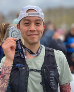 Triathlète de charenton triathlon avec une médaille d'un marathon