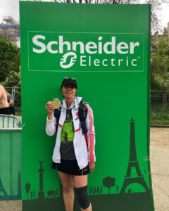 Femme triathlète de charenton triathlon au marathon de paris avec une medaille de finisher