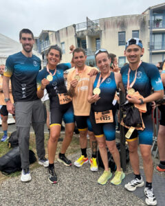 triathlètes hommes et femmes de charenton triathlon avec des medailles au frenchman format olympique