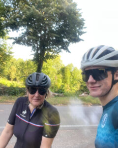 une mère et son fils de charenton triathlon en train de faire du vélo