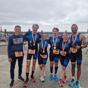 un groupe de triathlètes de charenton triathlon au frenchman avec des médailles